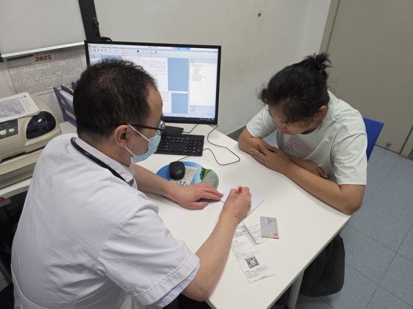 正规配资炒股平台 “老年病”缠上越来越多的孩子，夜门诊里藏着多少“成长的烦恼”